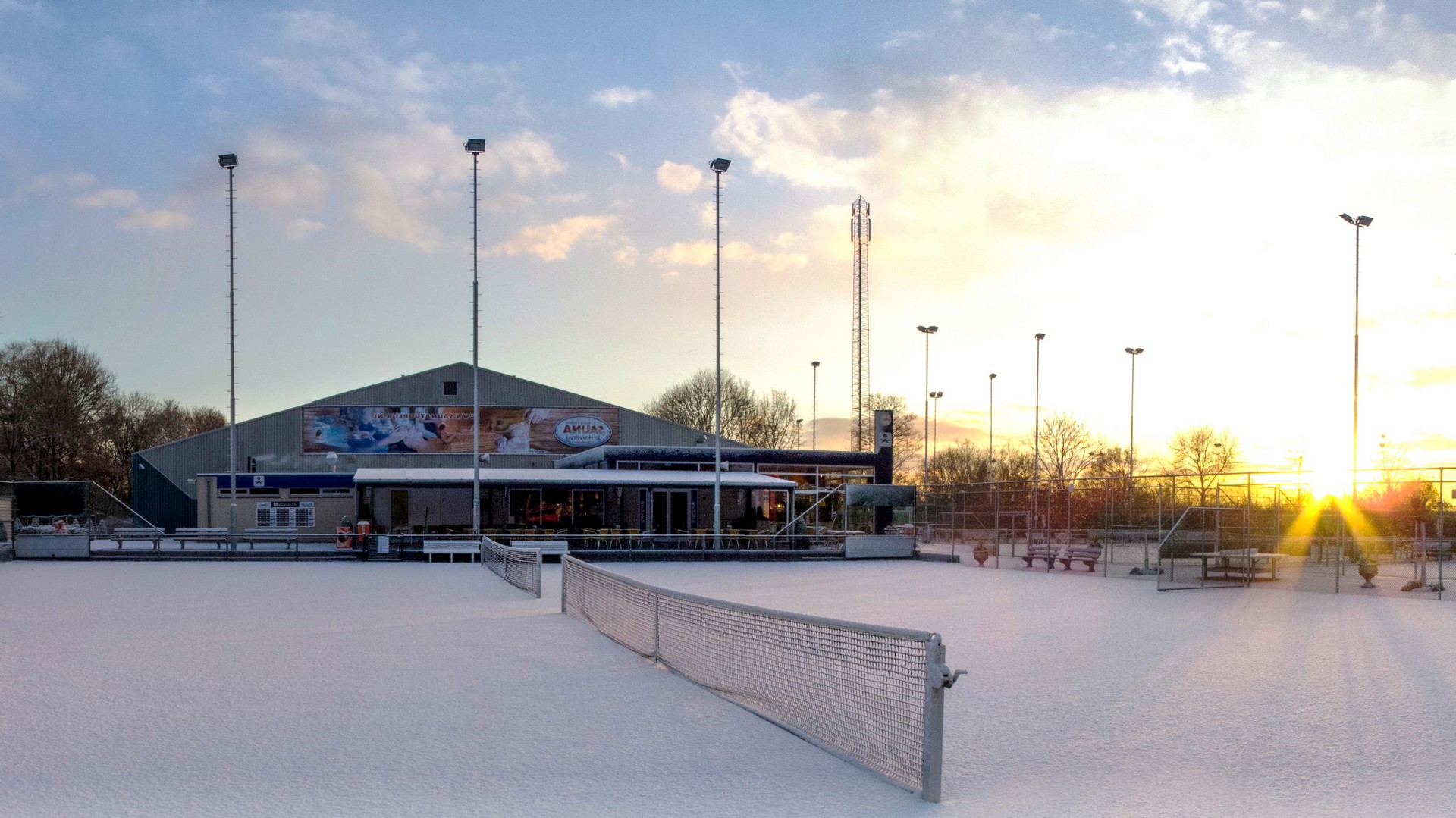 tennispark tv spitsbergen onder sneeuwdek