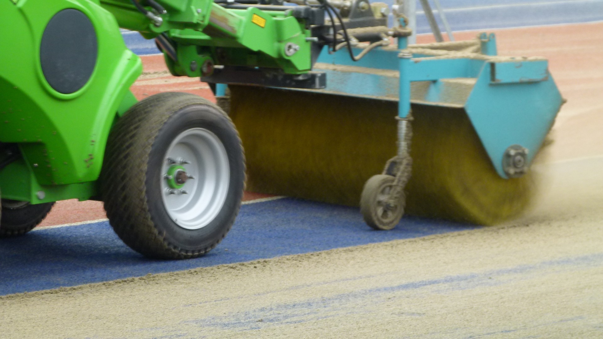 zand machinaal uit kunstgras halen